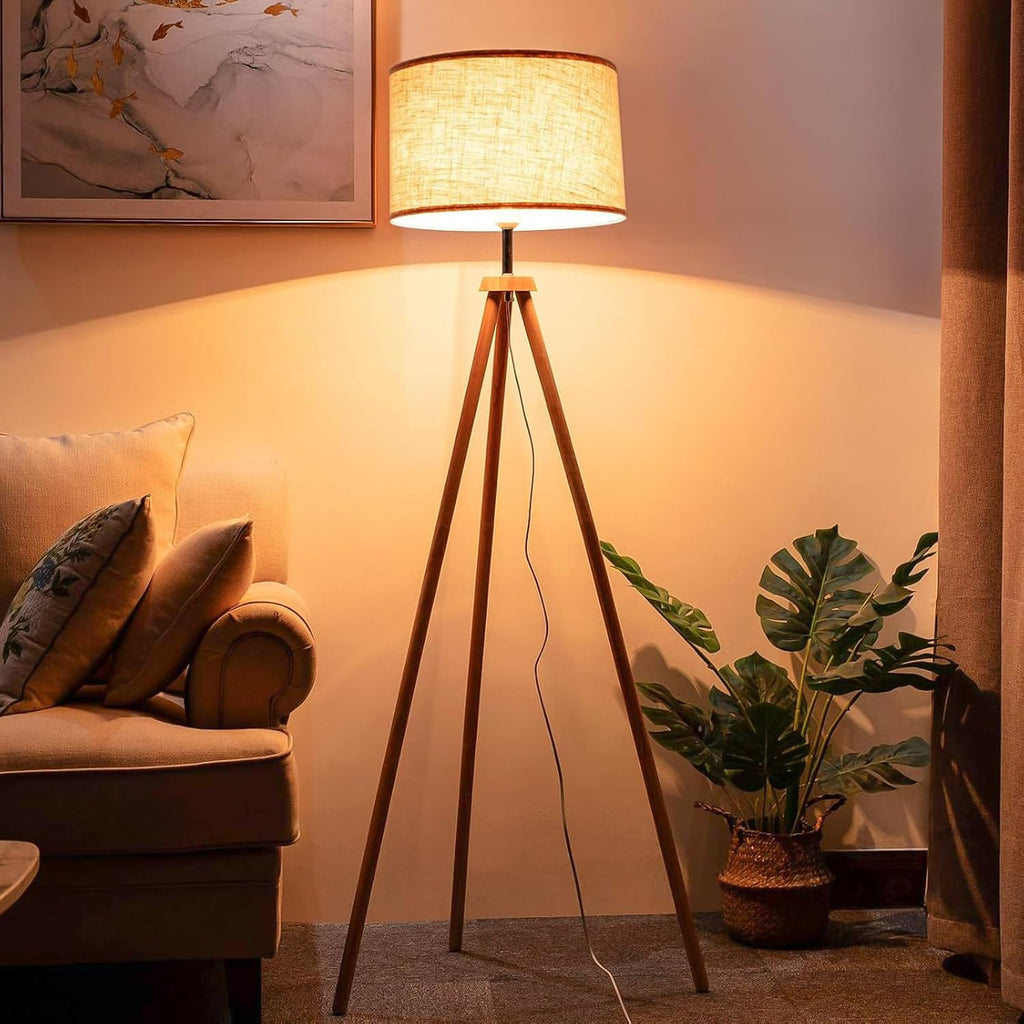 Lámpara trípode de pie en madera.