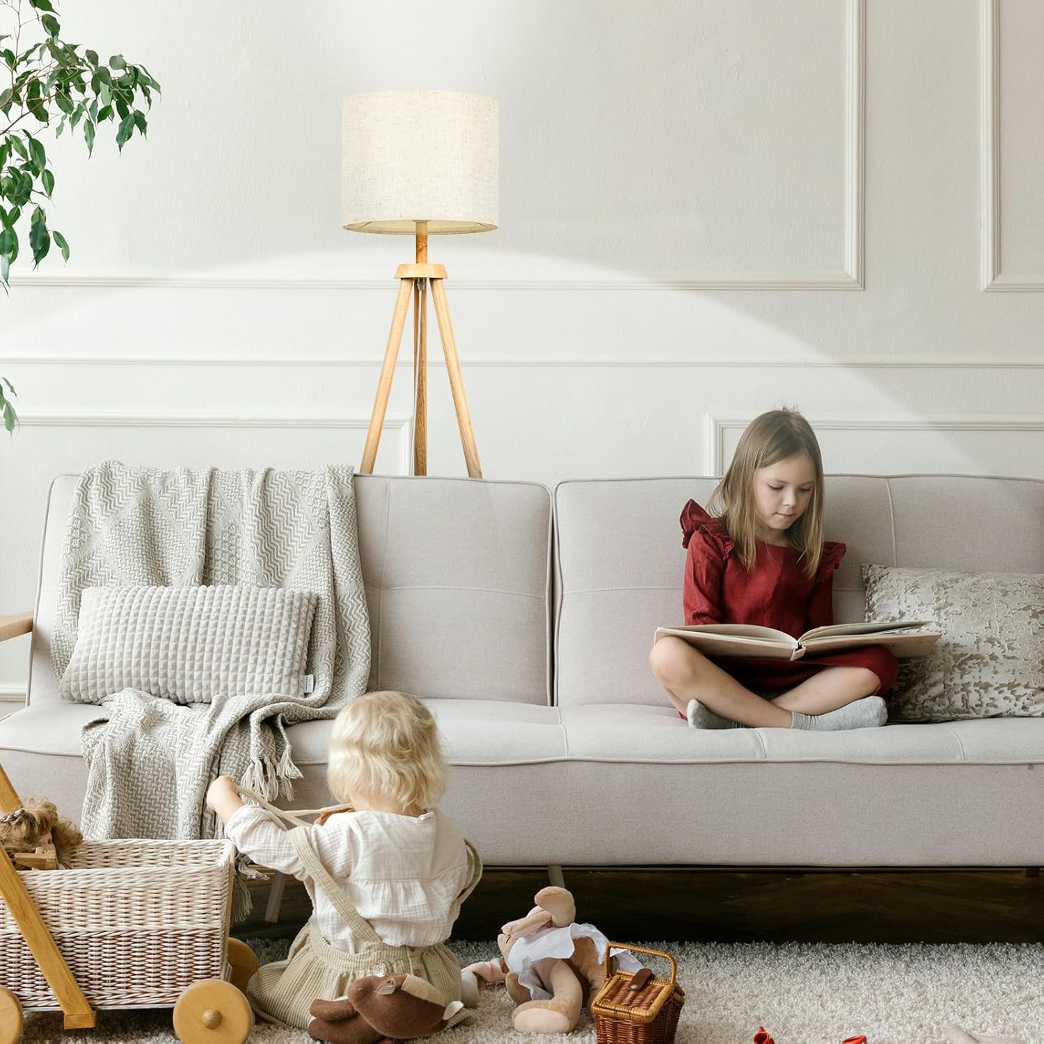 Lámpara trípode de pie en madera.